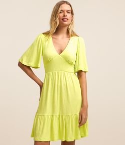 Vestido em Malha Texturizada com Manga Godê e Babado na Barra