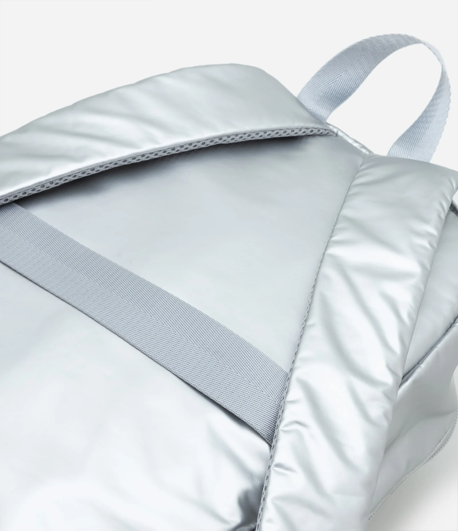 Mochila em PU Metalizado com Bolsos Frontais e Laterais Prata 3