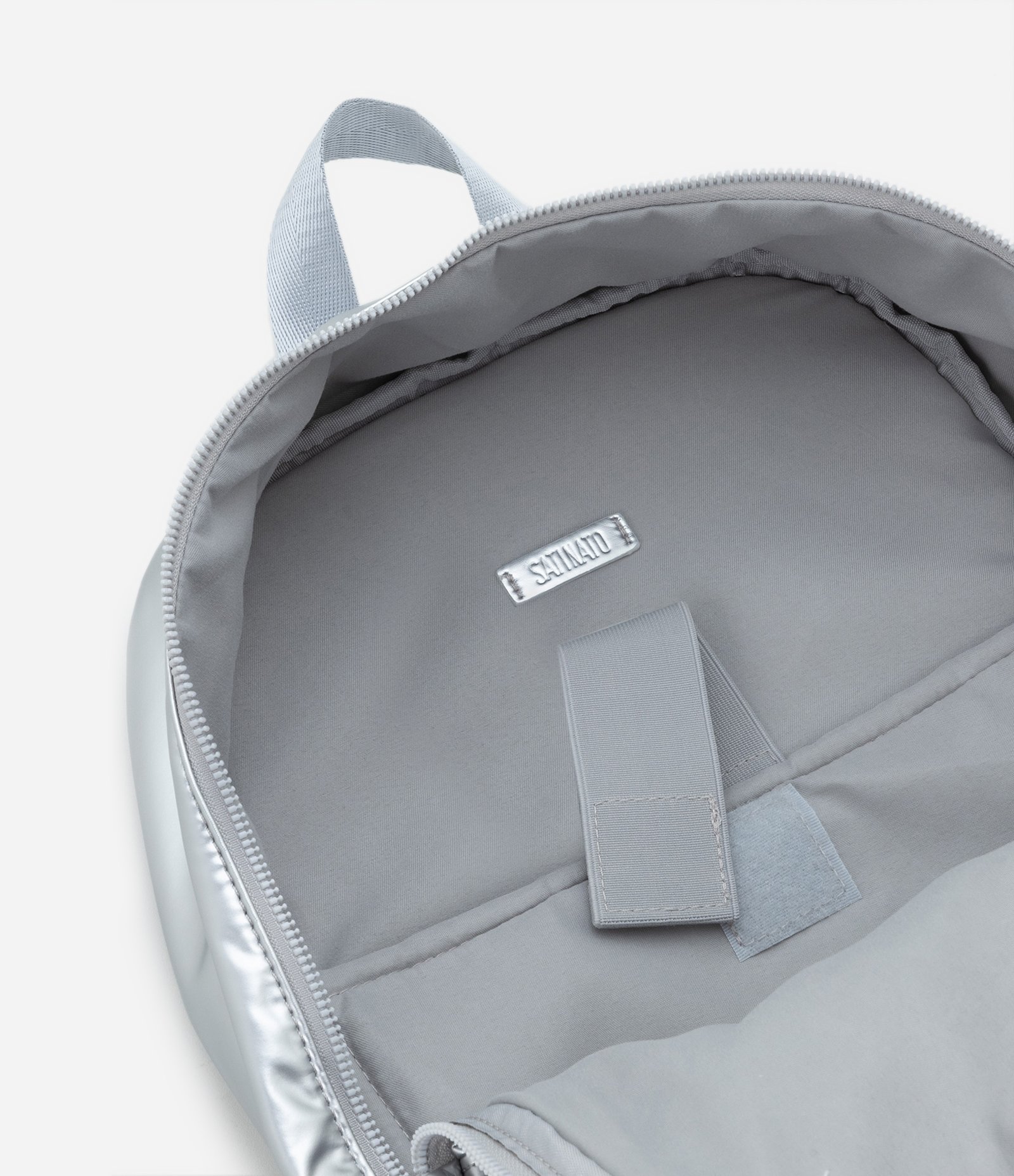 Mochila em PU Metalizado com Bolsos Frontais e Laterais Prata 4