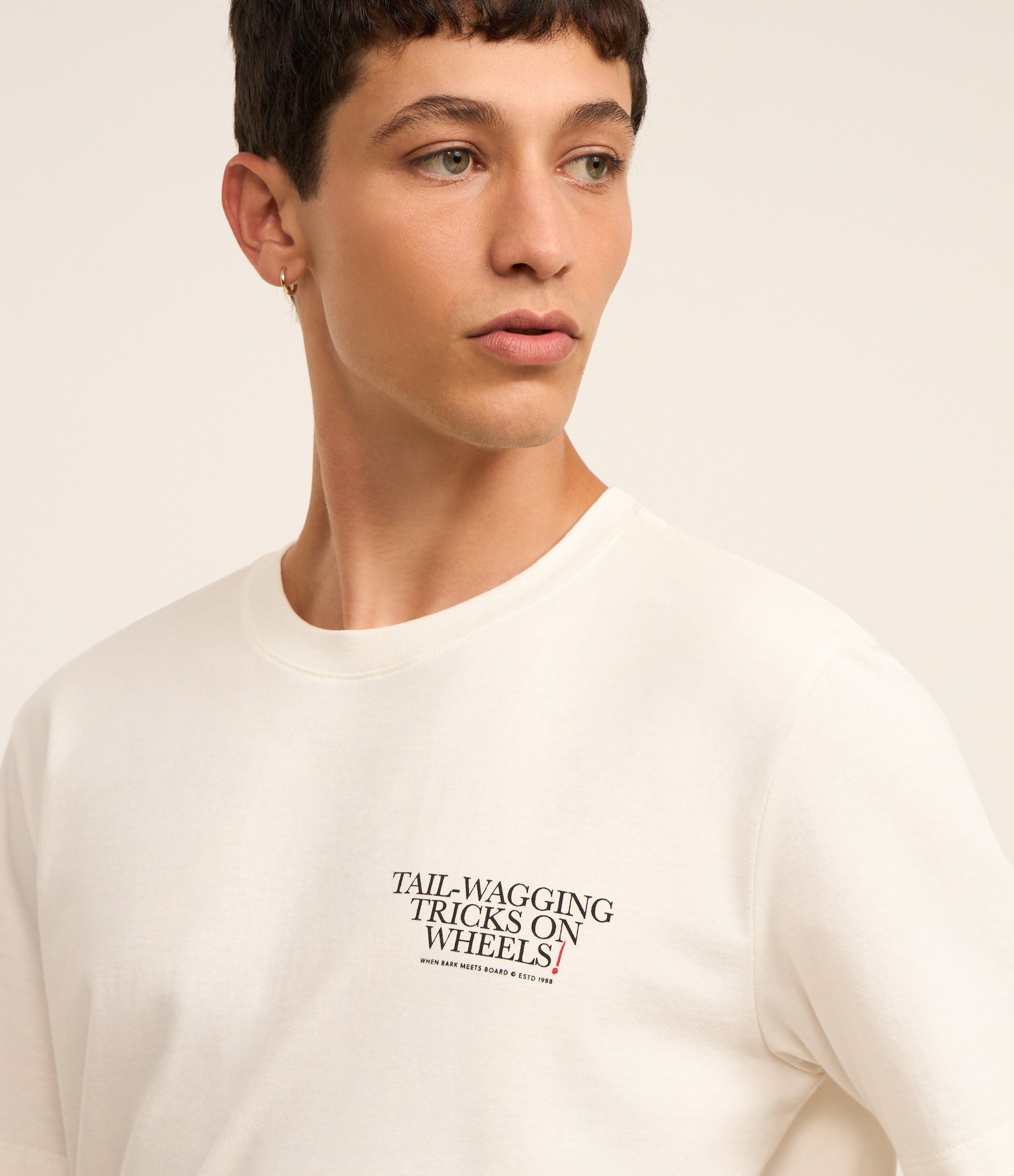 Camiseta Relaxed em Algodão Estampa Lettering e Cachorro Skatista Branco 4