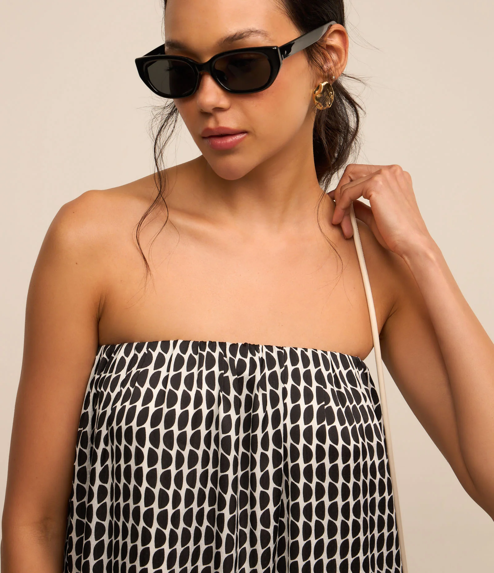 Vestido Tomara que Caia em Chiffon com Camadas e Estampa Geométrica Cinza Escuro/ Branco 2