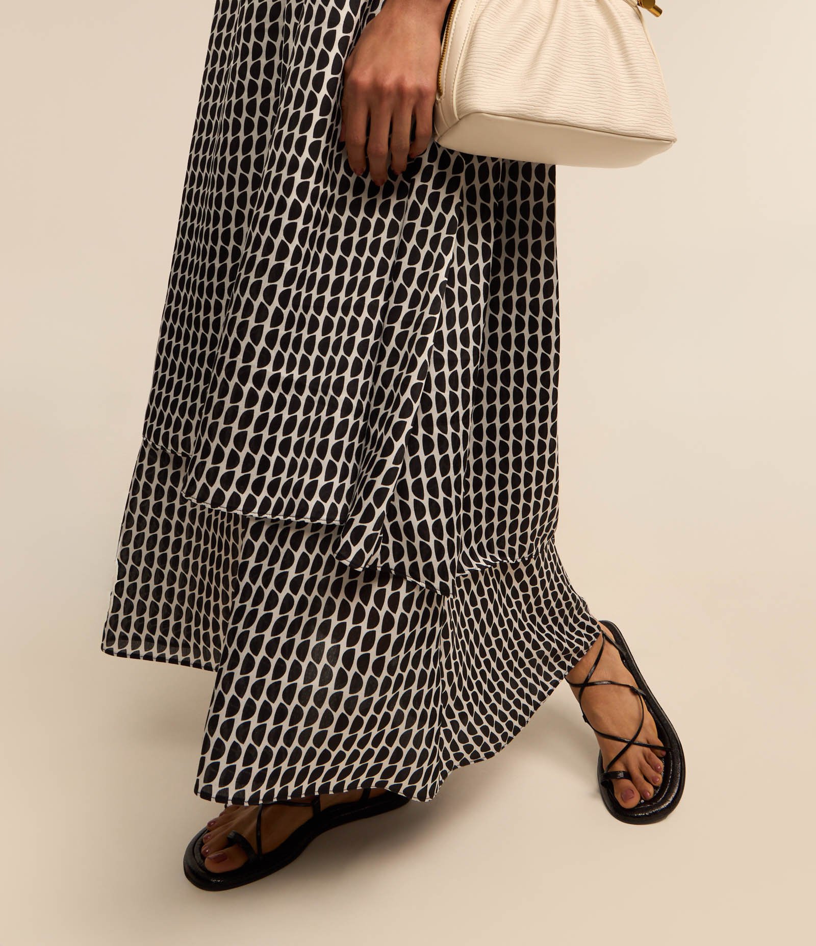 Vestido Tomara que Caia em Chiffon com Camadas e Estampa Geométrica Cinza Escuro/ Branco 3