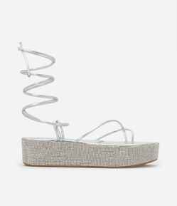 Sandália Flatform com Amarração e Sola Coberta por Strass