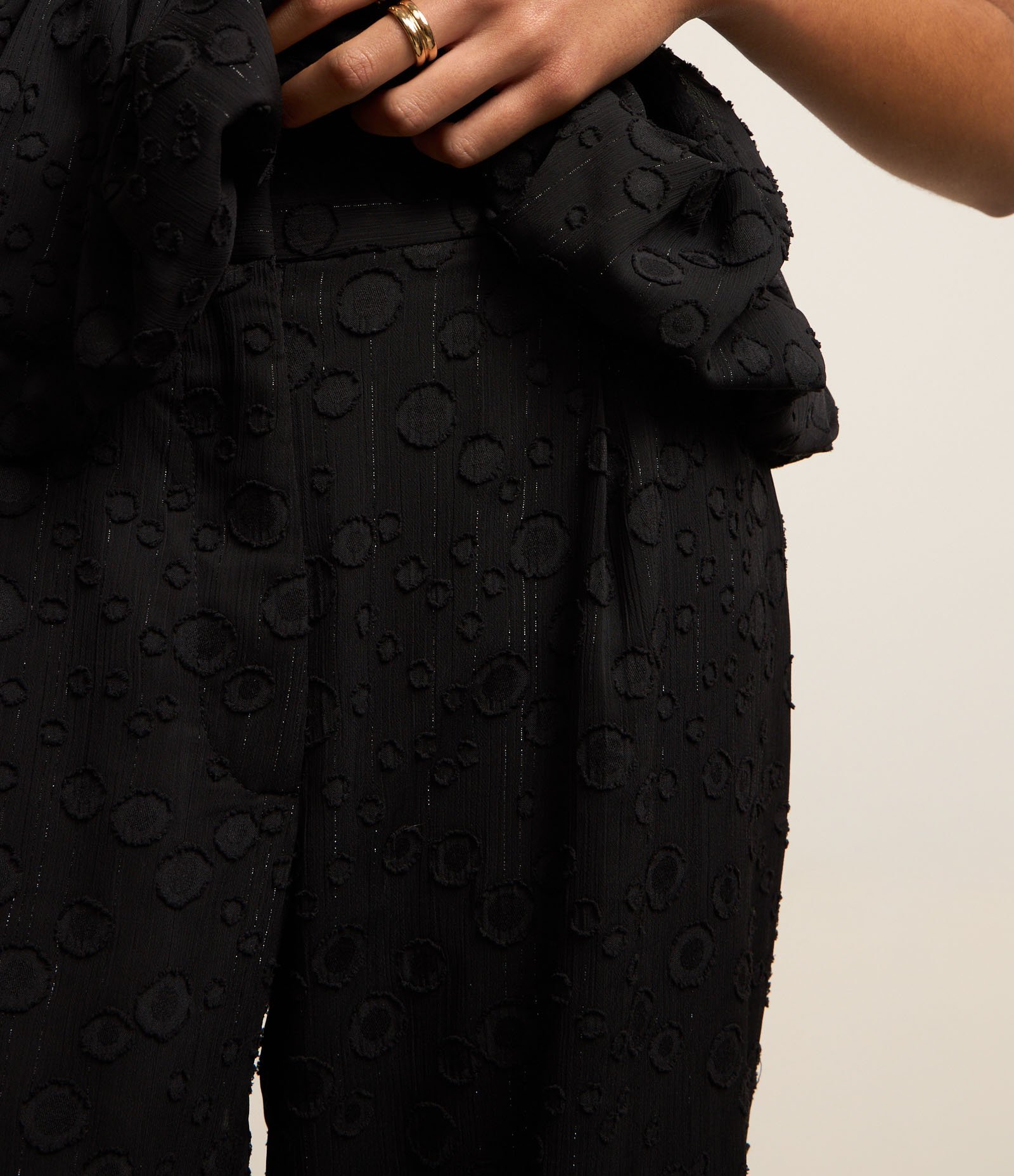 Calça em Jacquard com Fio Metalizado com Textura de Círculos Preto 4