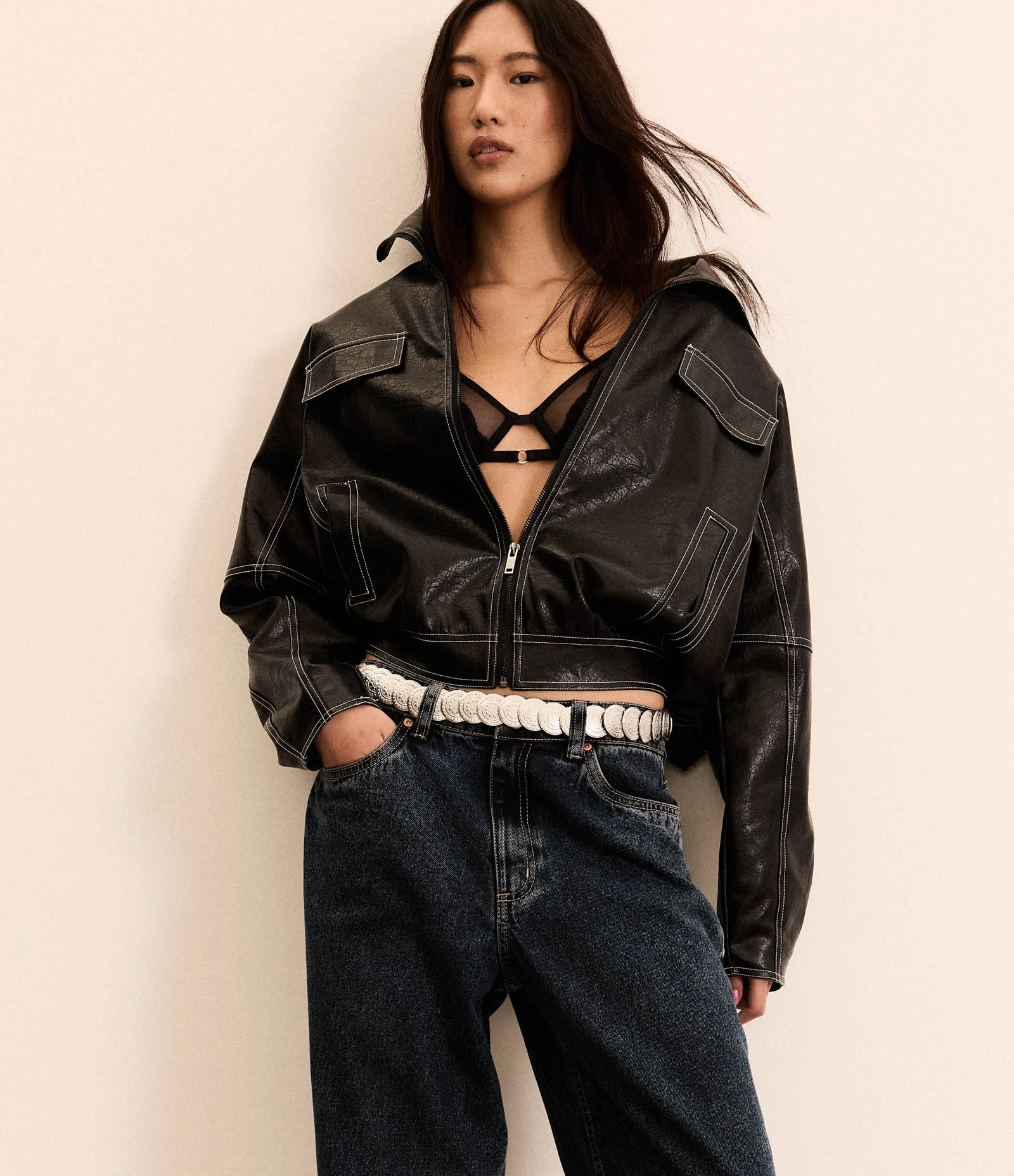 Jaqueta Bomber em PU com Pesponto Contrastante Preto 1