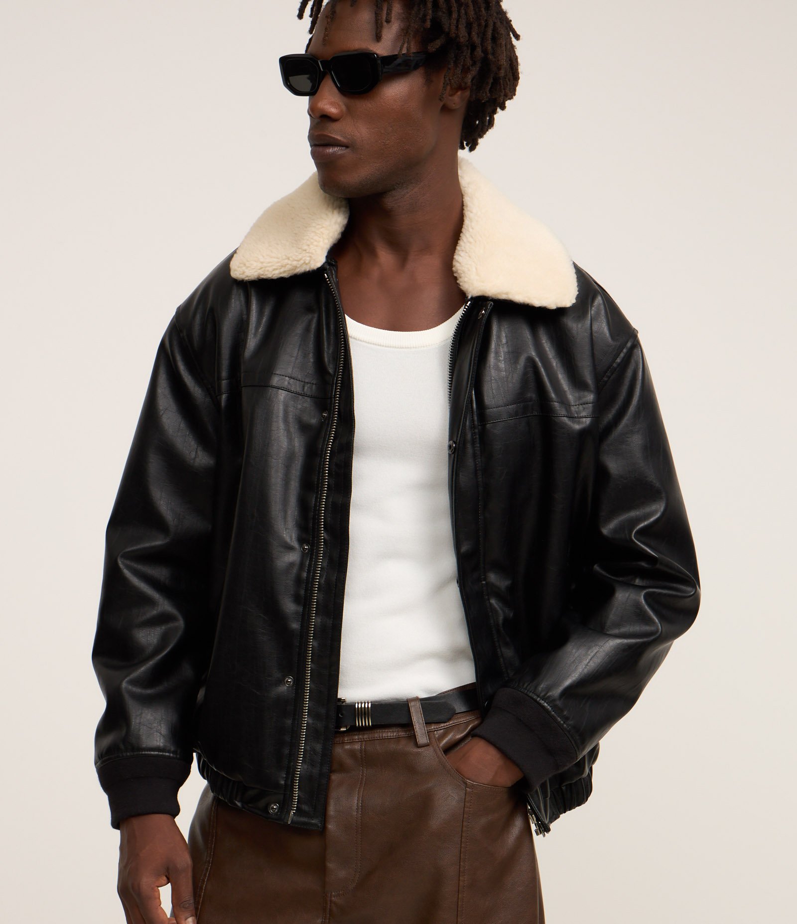 Jaqueta em Material Sintético com Gola em Sherpa Preto 7