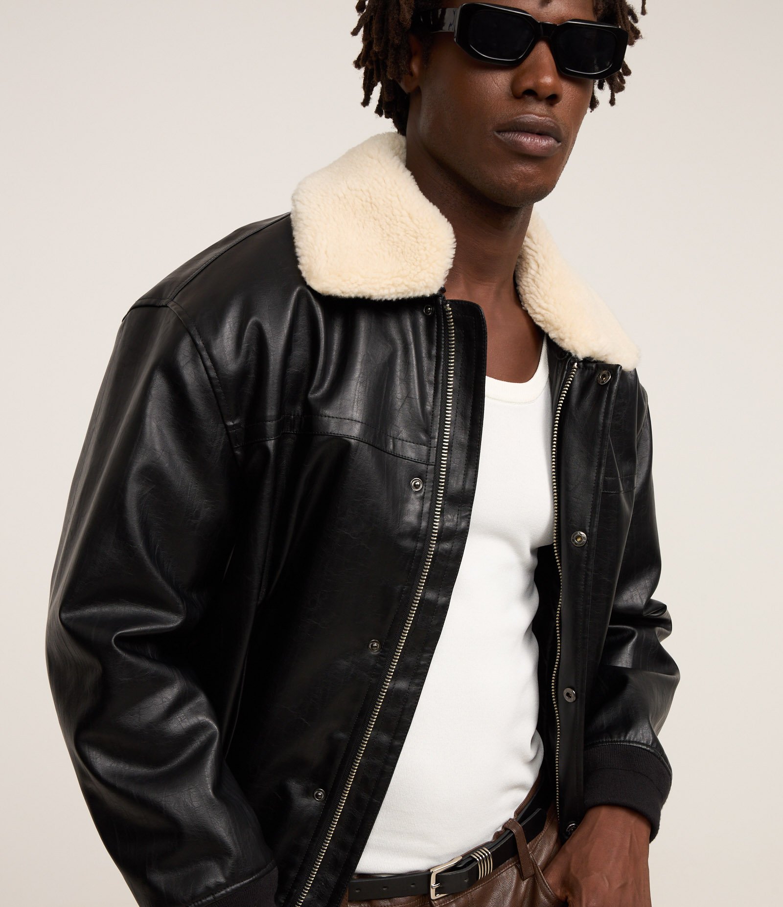 Jaqueta em Material Sintético com Gola em Sherpa Preto 8