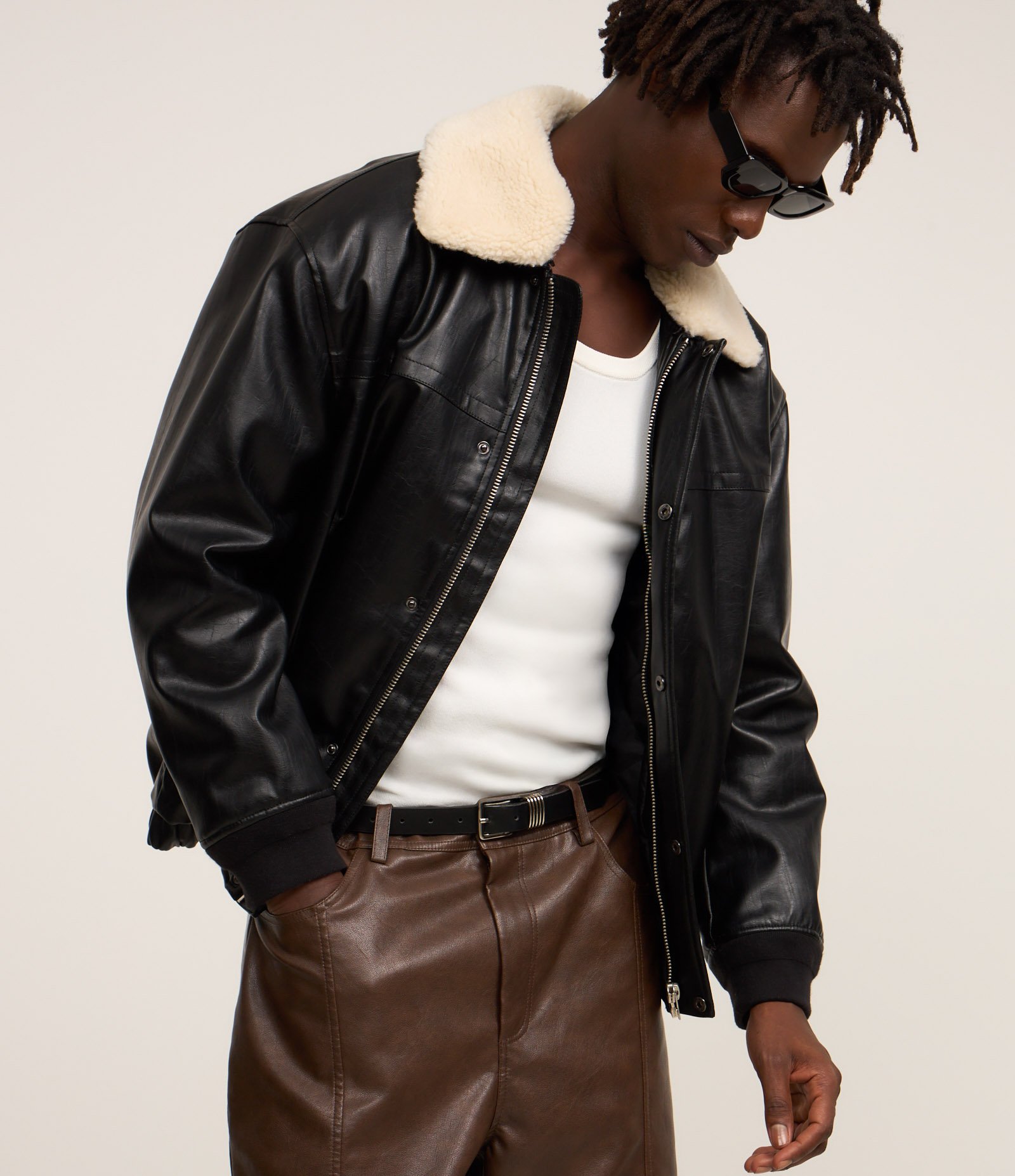 Jaqueta em Material Sintético com Gola em Sherpa Preto 1