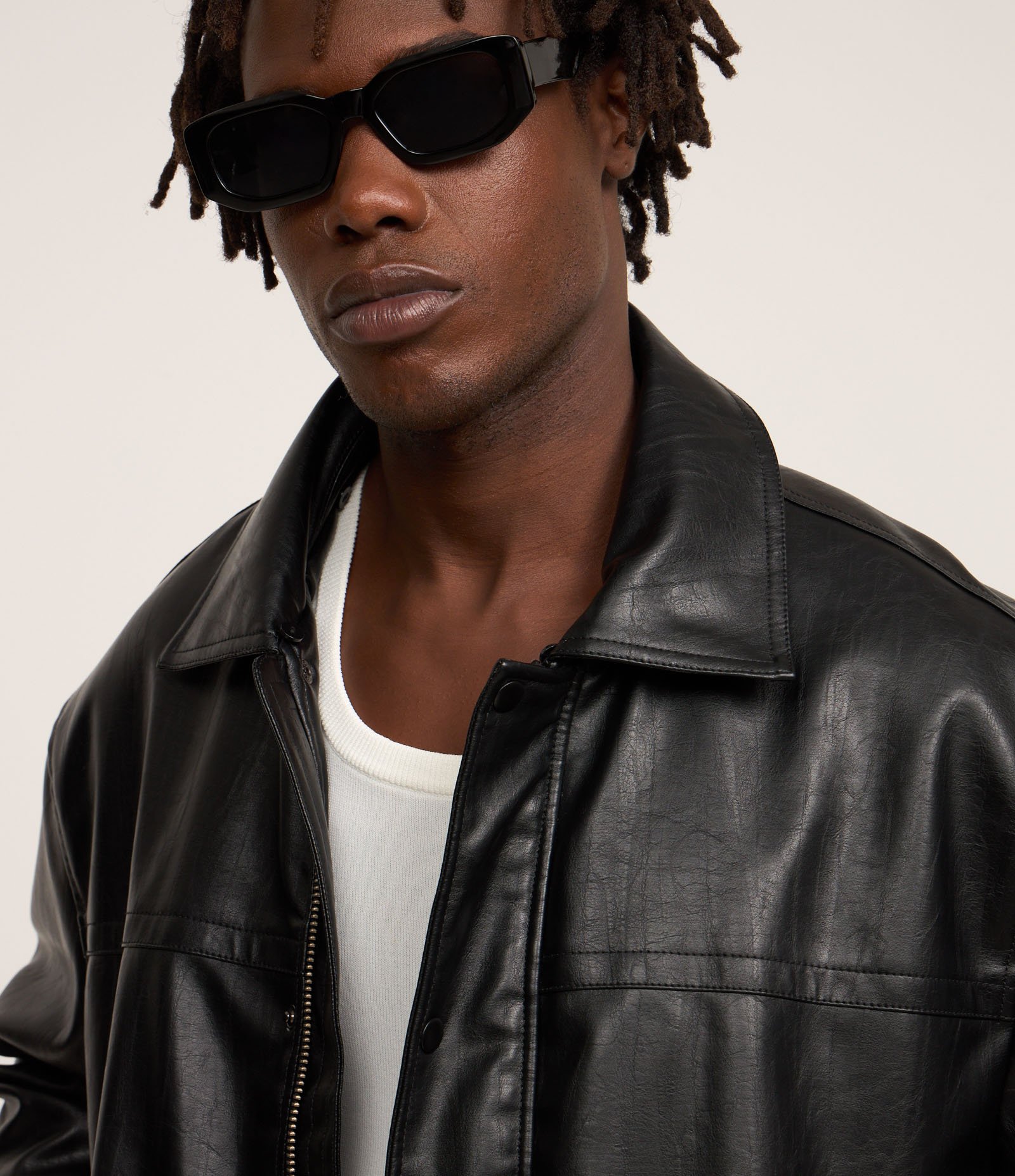 Jaqueta em Material Sintético com Gola em Sherpa Preto 3