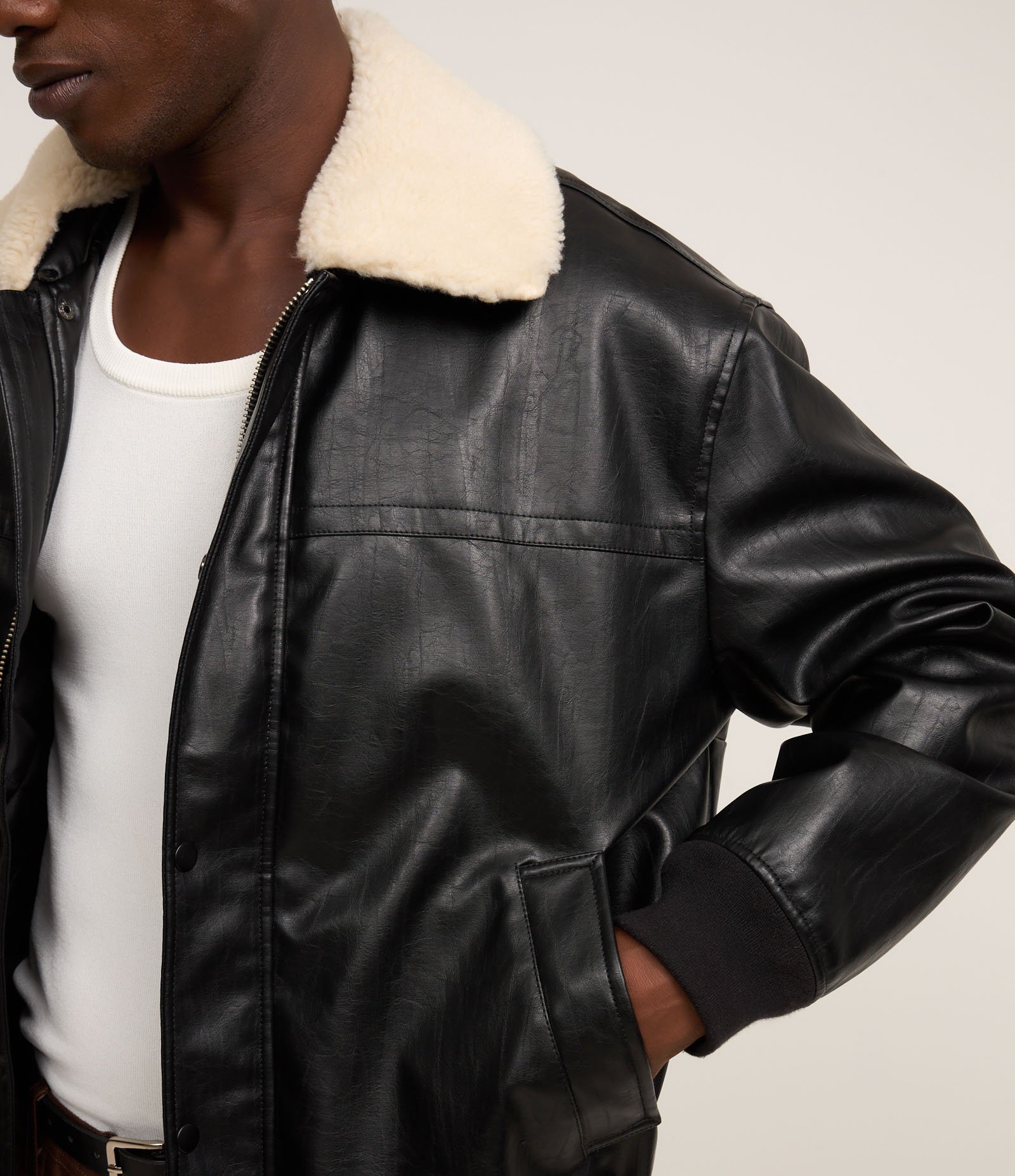 Jaqueta em Material Sintético com Gola em Sherpa Preto 4