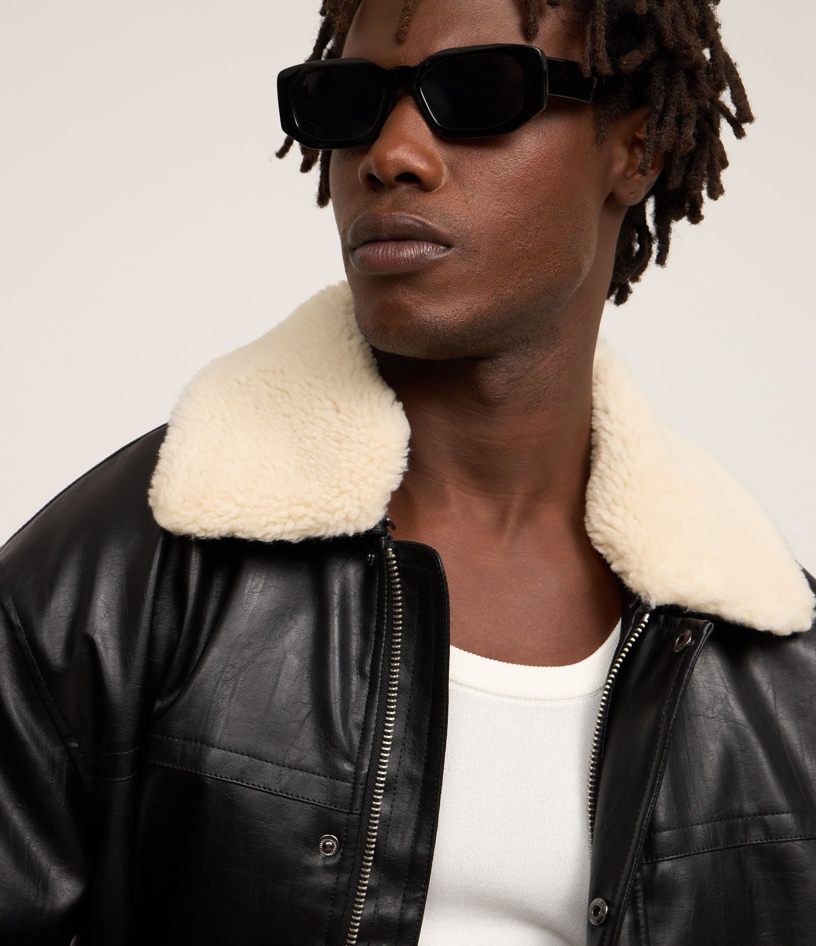 Jaqueta em Material Sintético com Gola em Sherpa Preto 5