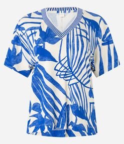 Blusa Manga Curta com Decote V e Estampa Folhagem