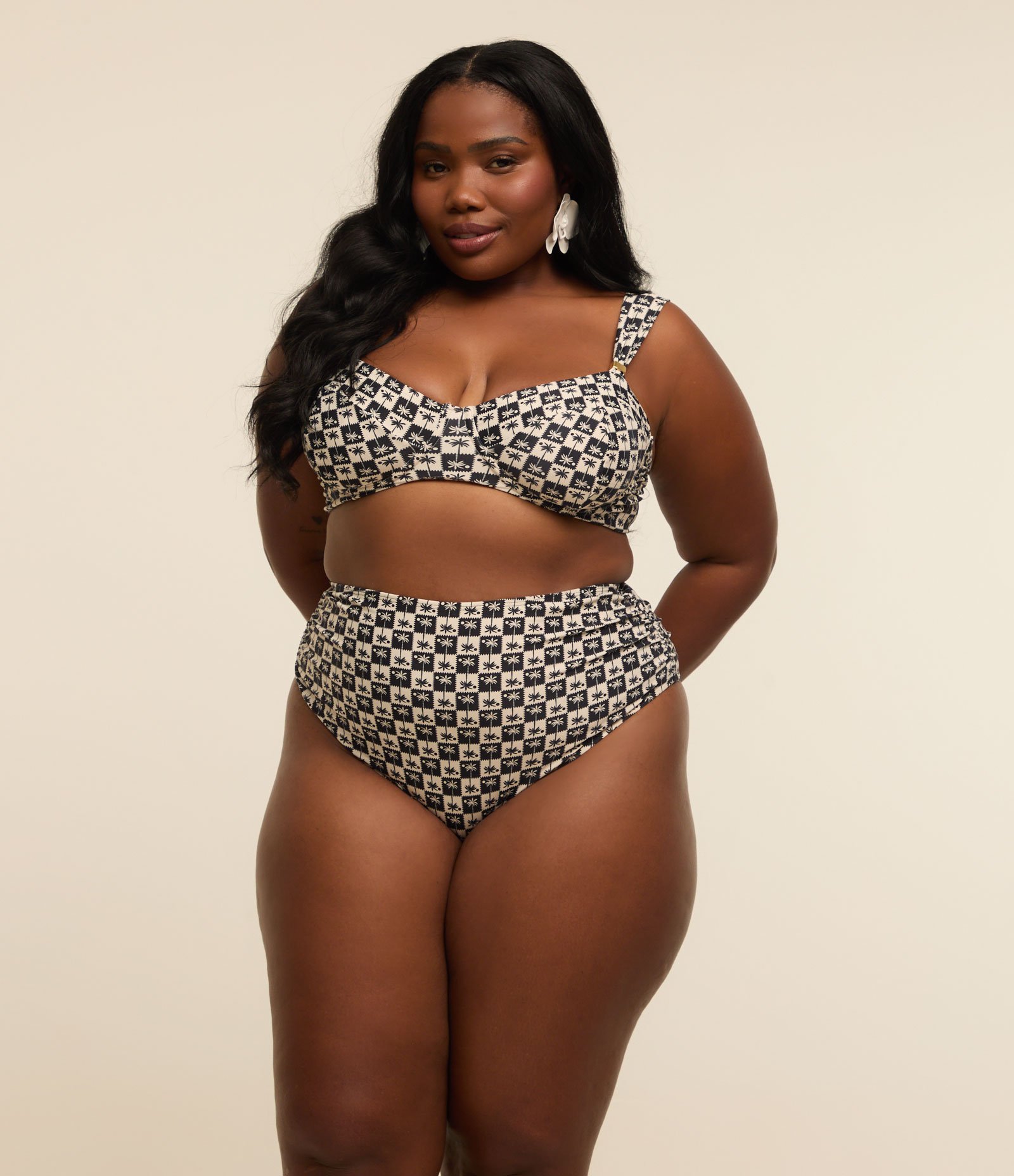 Biquíni Calcinha Hot Pant Estampa Coqueiro Curve & Plus Size Preto/Branco 1