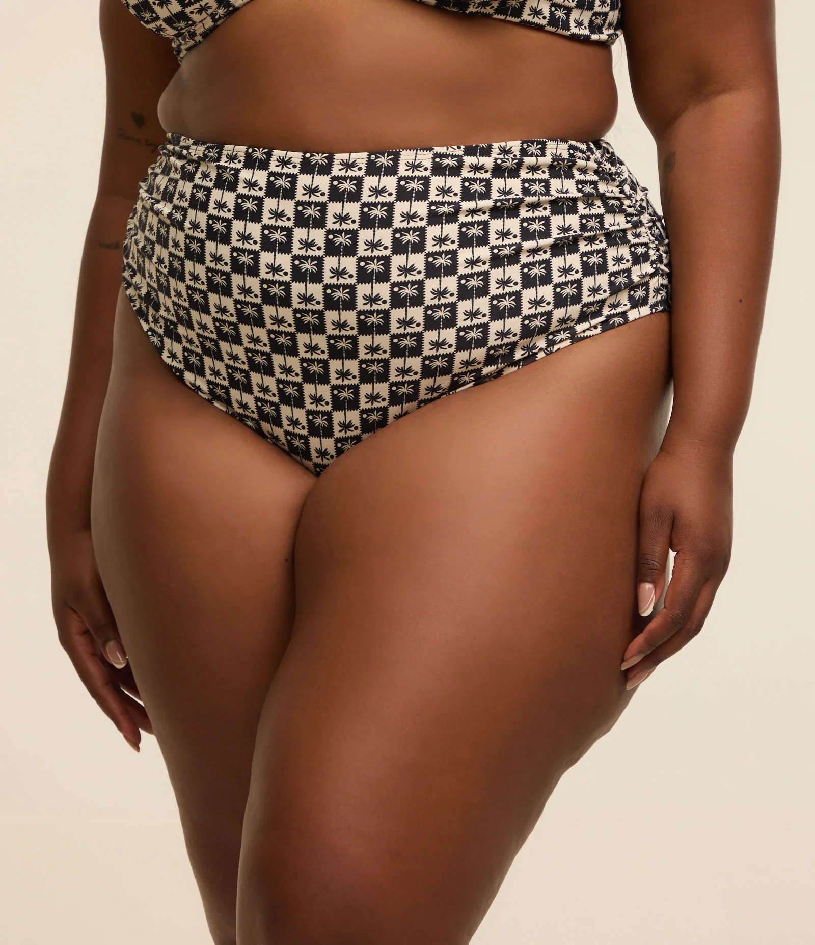 Biquíni Calcinha Hot Pant Estampa Coqueiro Curve & Plus Size Preto/Branco 2