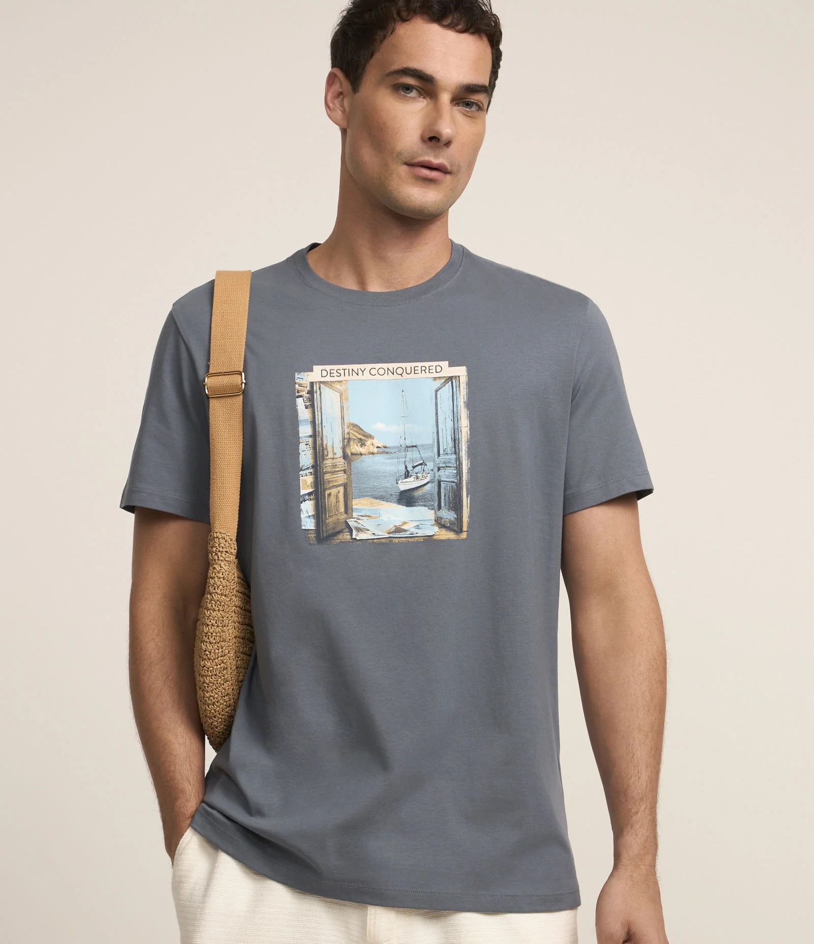 Camiseta em Algodão com Estampa de Paisagem na Janela Cinza 1