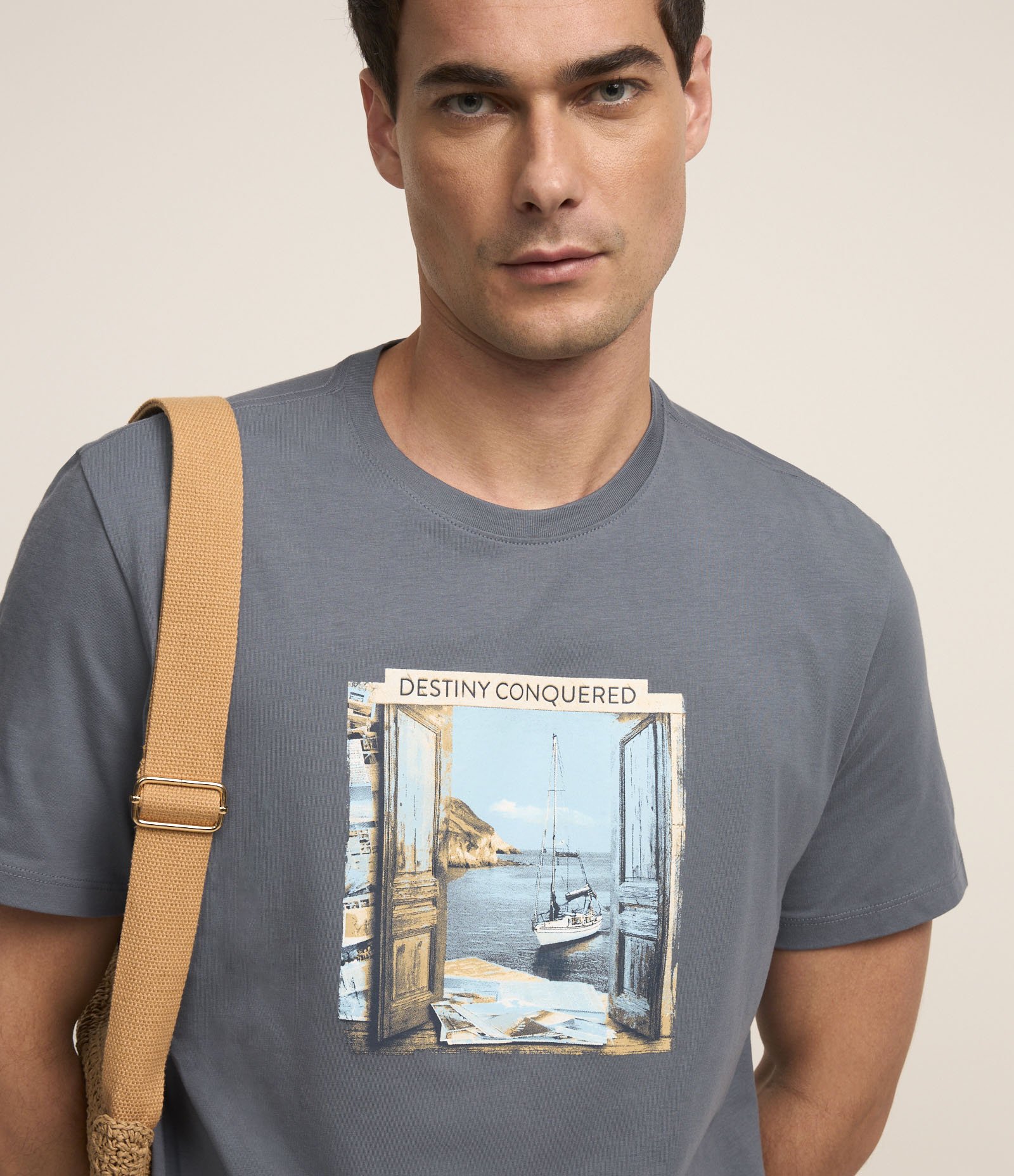 Camiseta em Algodão com Estampa de Paisagem na Janela Cinza 3