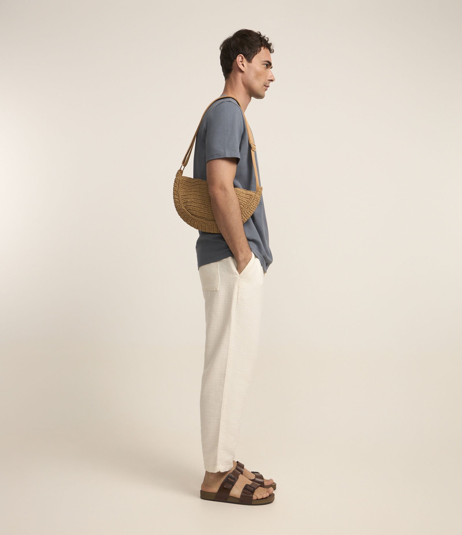 Camiseta em Algodão com Estampa de Paisagem na Janela Cinza 4