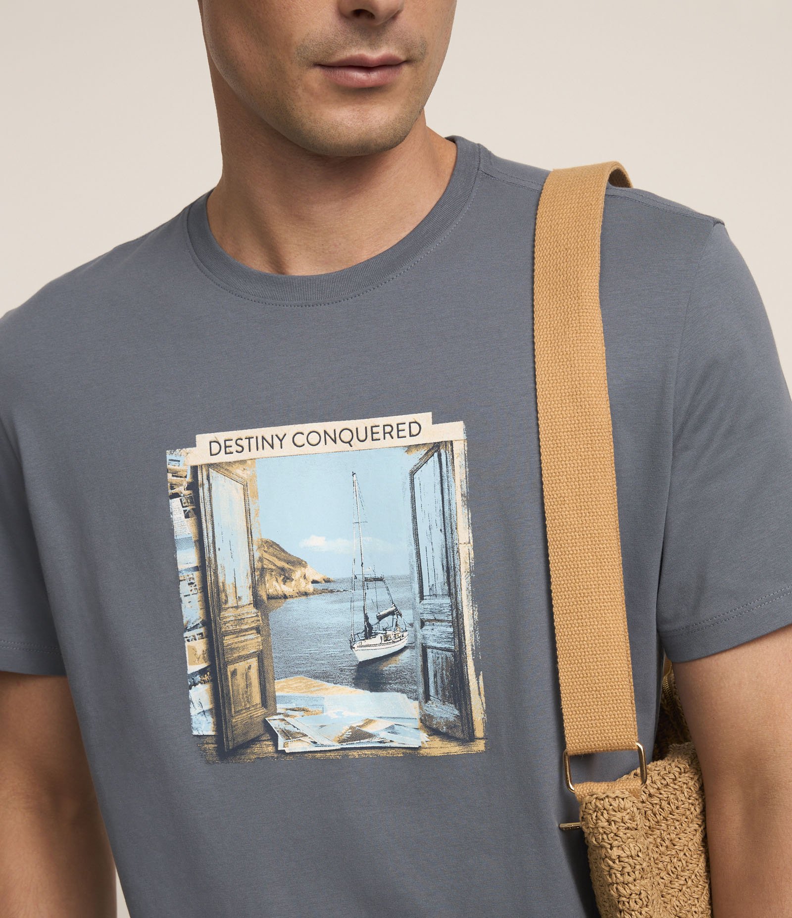 Camiseta em Algodão com Estampa de Paisagem na Janela Cinza 5