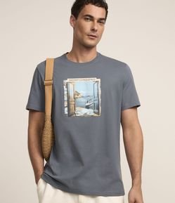 Camiseta em Algodão com Estampa de Paisagem na Janela