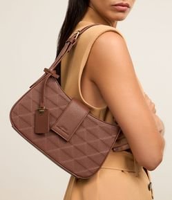 Bolsa Baguete Pequena com Textura em Relevo e Detalhe de Pendente