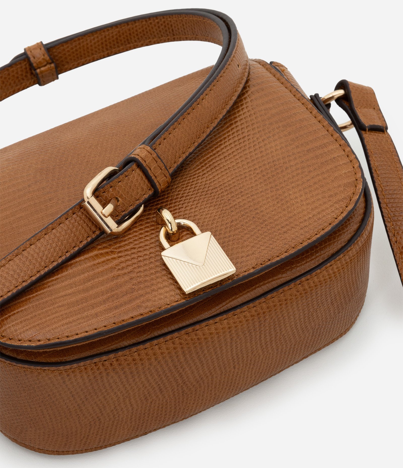 Bolsa Transversal Pequena com Tampa Lezzard e Detalhe de Cadeado Caramelo 5