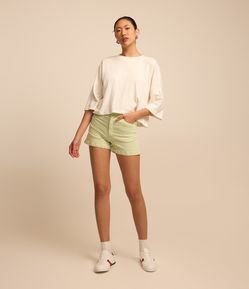 Short em Sarja com Cintura Alta e Barra Dobrada