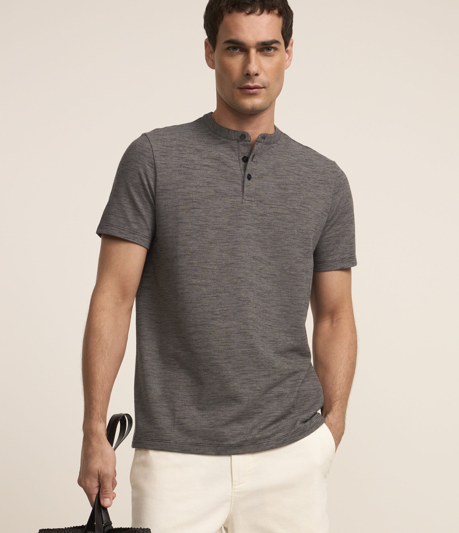 Camiseta em Algodão com Textura e Gola Padre com Botão Cinza 1