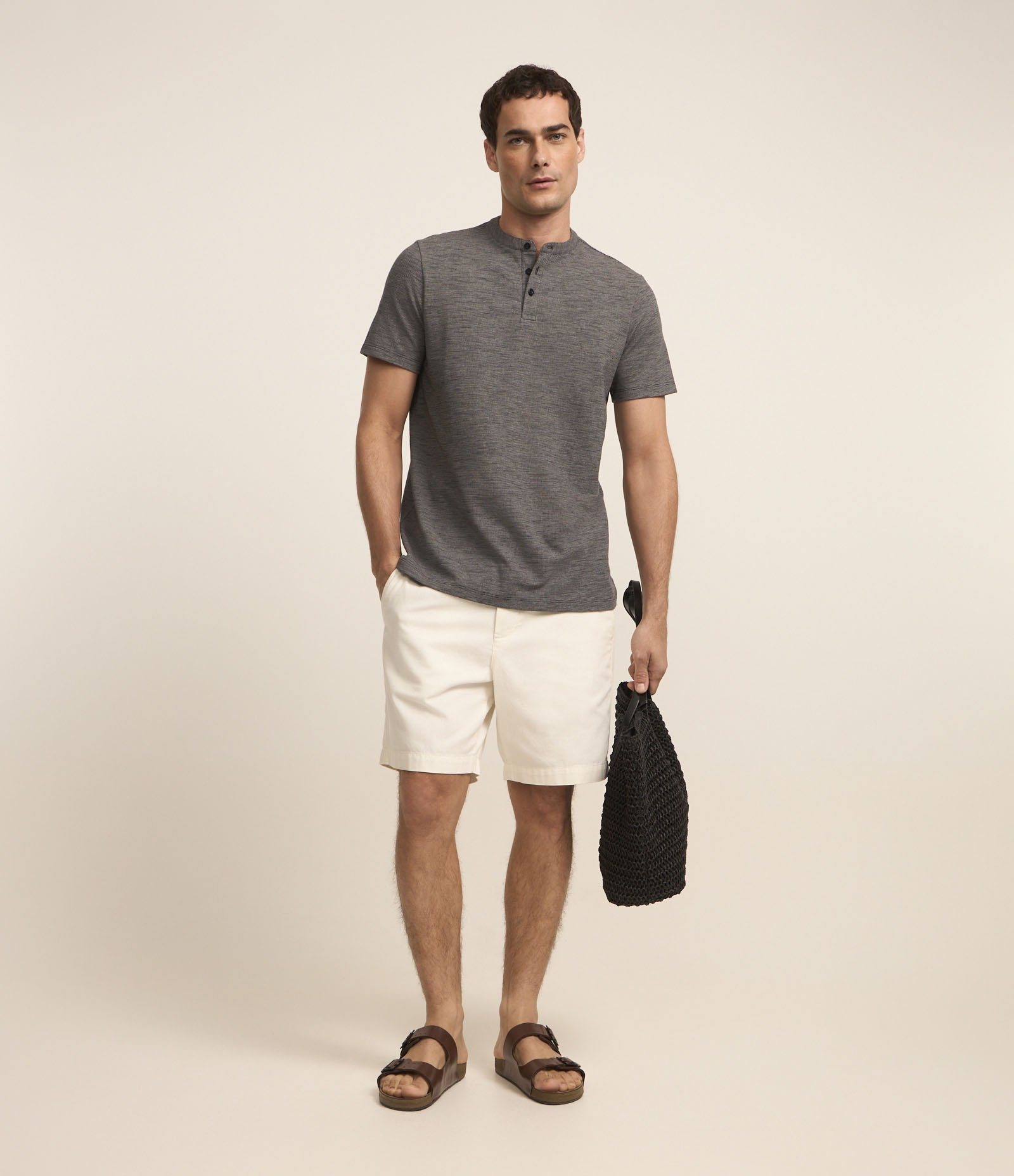 Camiseta em Algodão com Textura e Gola Padre com Botão Cinza 2