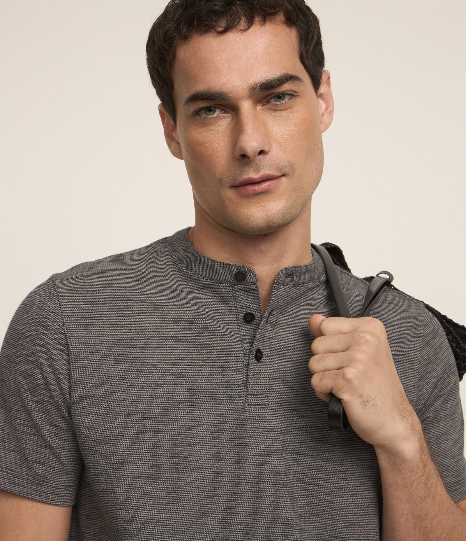 Camiseta em Algodão com Textura e Gola Padre com Botão Cinza 3