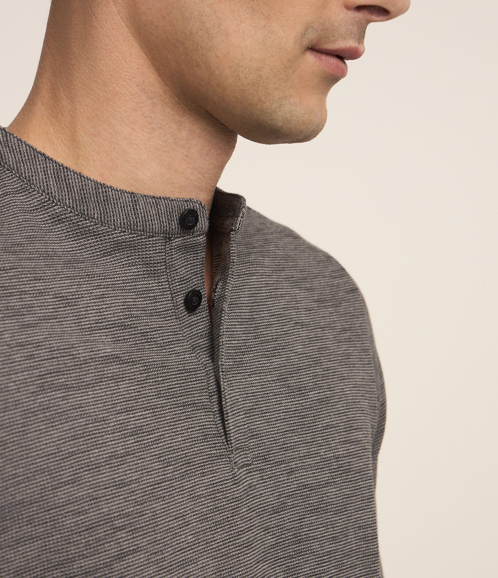 Camiseta em Algodão com Textura e Gola Padre com Botão Cinza 5