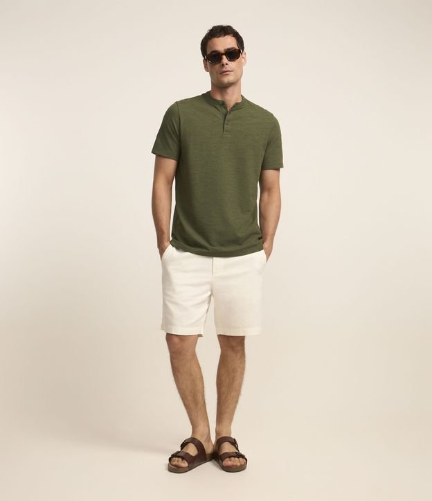 Camiseta em Algodão com Textura e Gola Padre com Botão