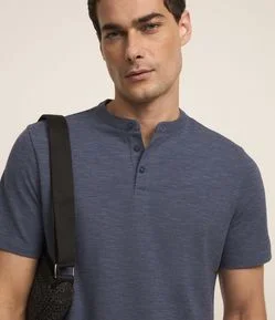Camiseta em Algodão com Textura e Gola Padre com Botão
