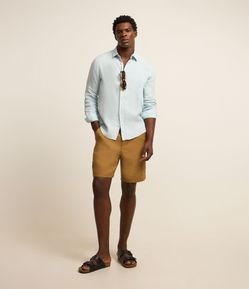 Bermuda em Linho com Abotoamento e Passantes no Cós