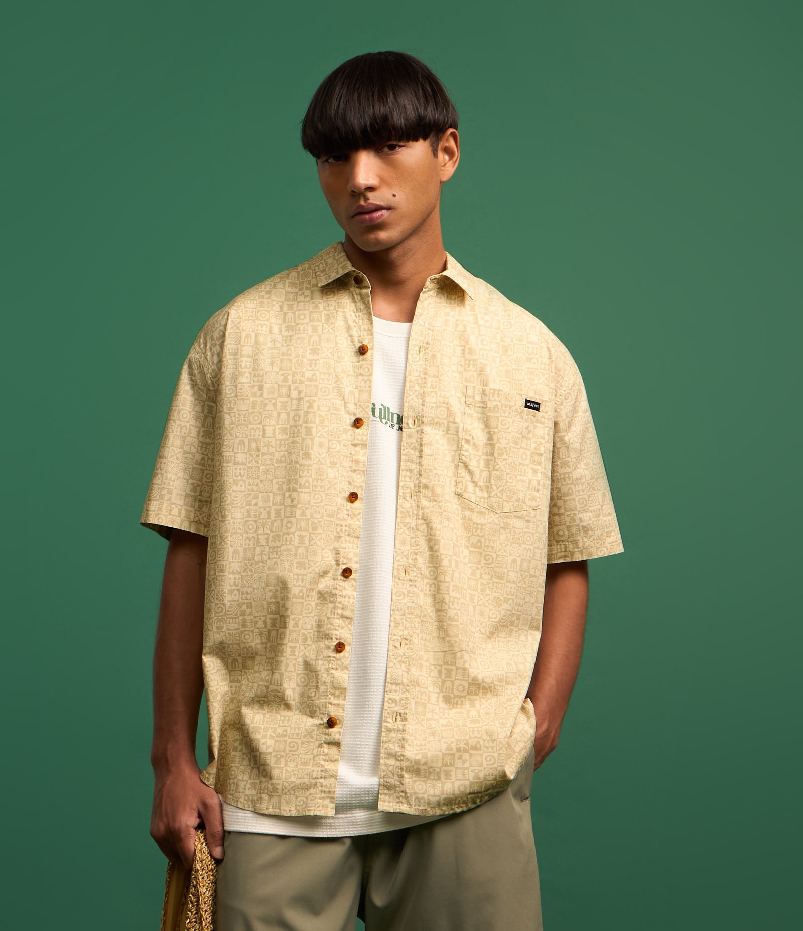 Camisa Relaxed em Tricoline com Bolso e Estampa de Diversos Ícones Bege 4