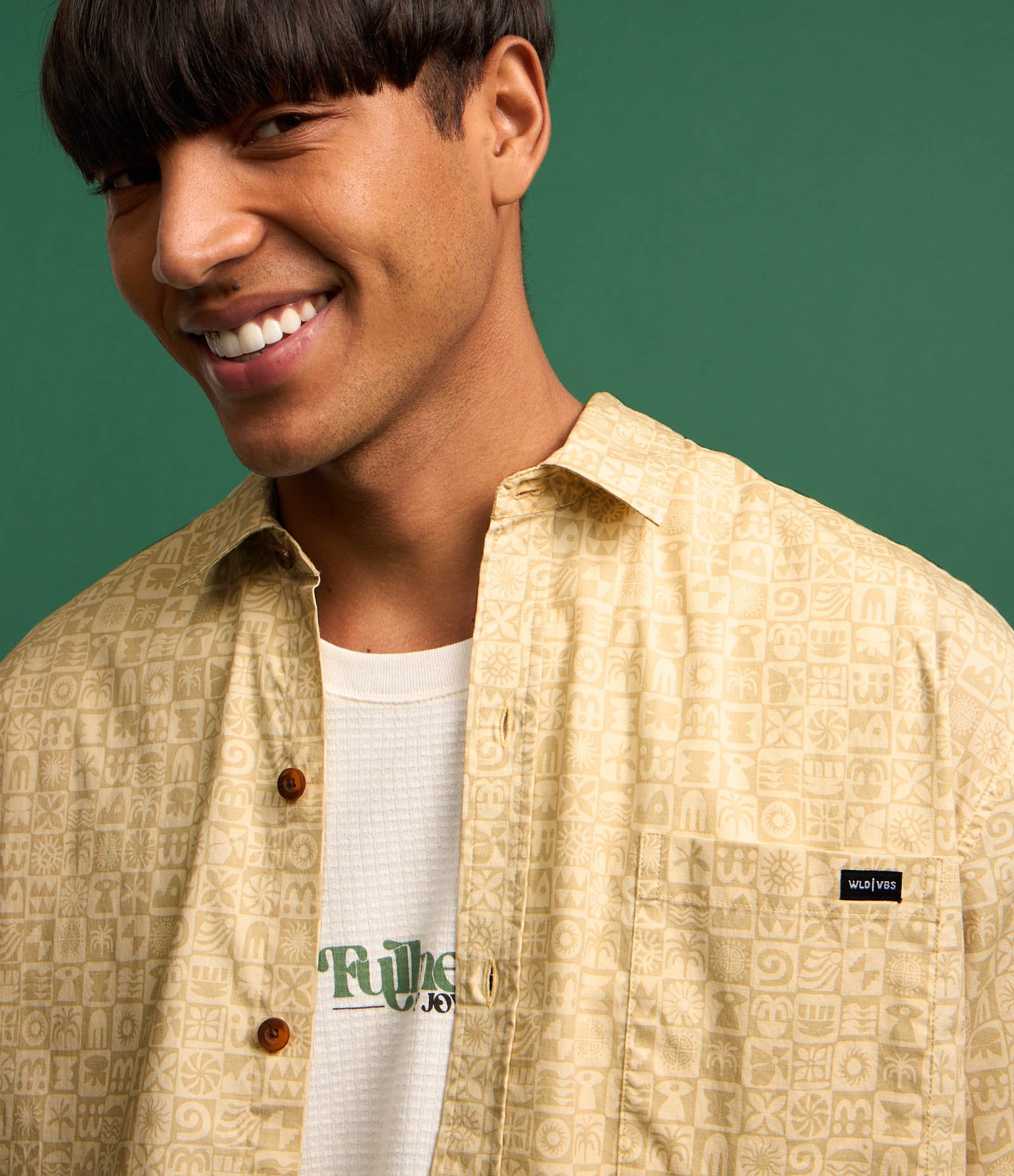 Camisa Relaxed em Tricoline com Bolso e Estampa de Diversos Ícones Bege 5