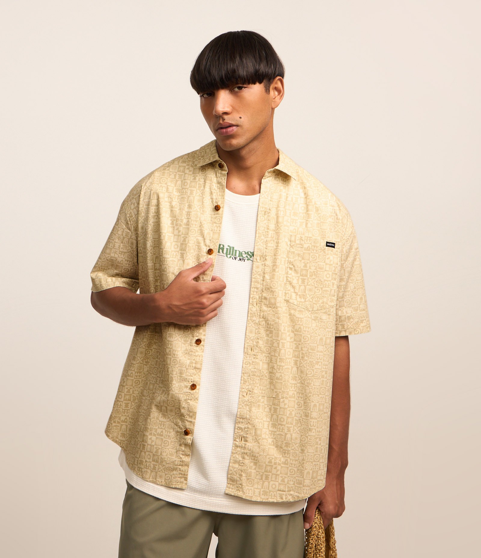 Camisa Relaxed em Tricoline com Bolso e Estampa de Diversos Ícones Bege 1