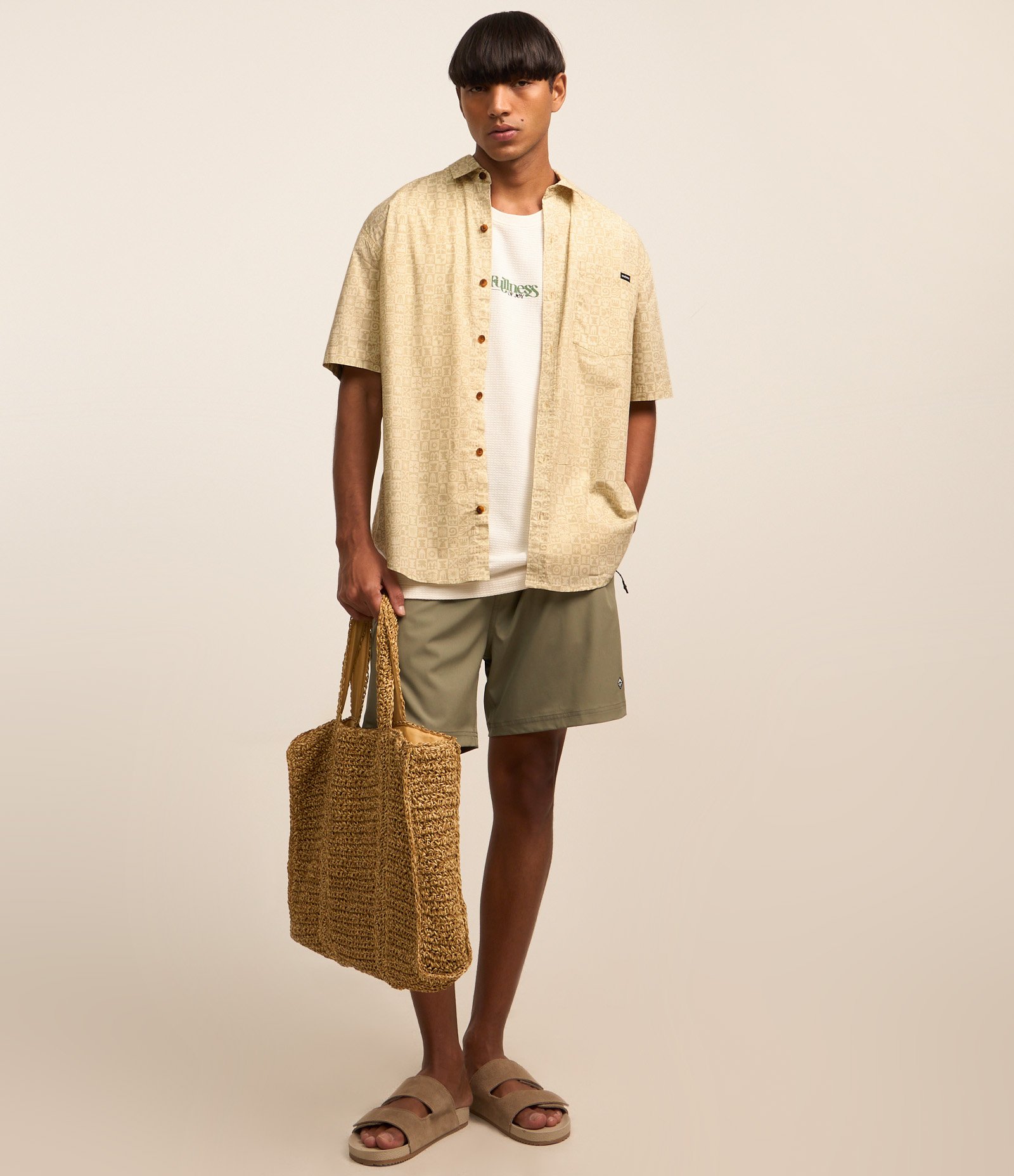 Camisa Relaxed em Tricoline com Bolso e Estampa de Diversos Ícones Bege 2