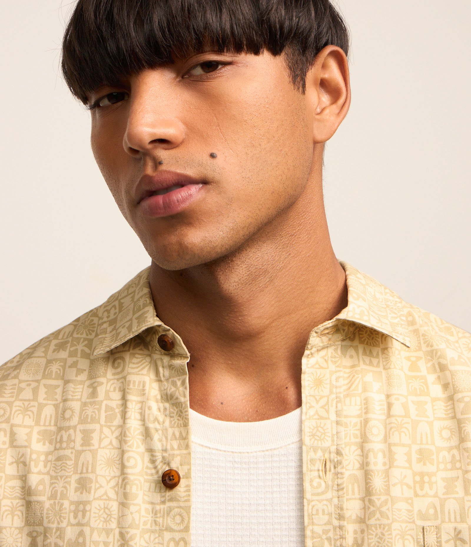 Camisa Relaxed em Tricoline com Bolso e Estampa de Diversos Ícones Bege 3