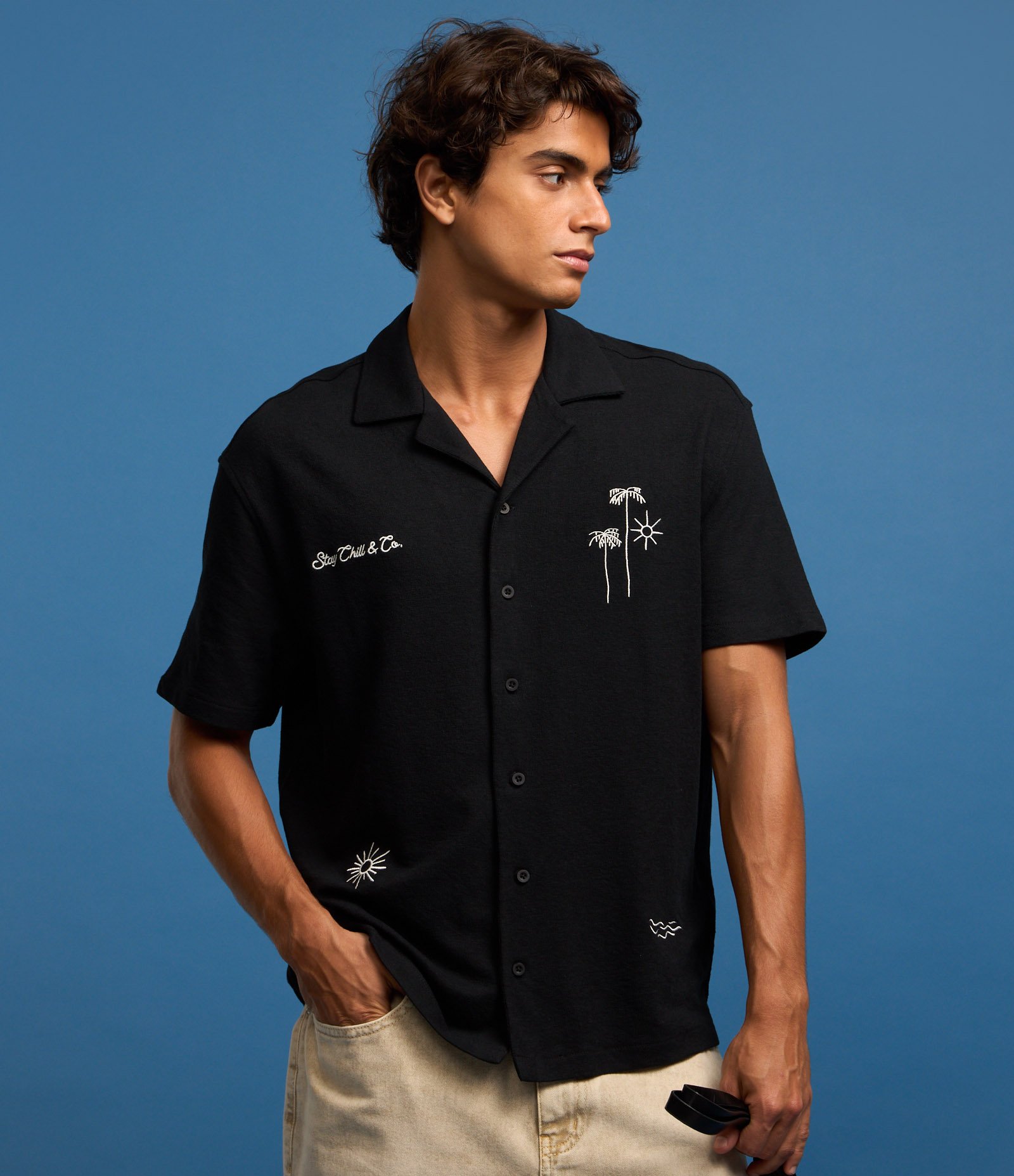 Camisa Boxy em Jacquard com Estampa Bordada Coqueiros Preto 3