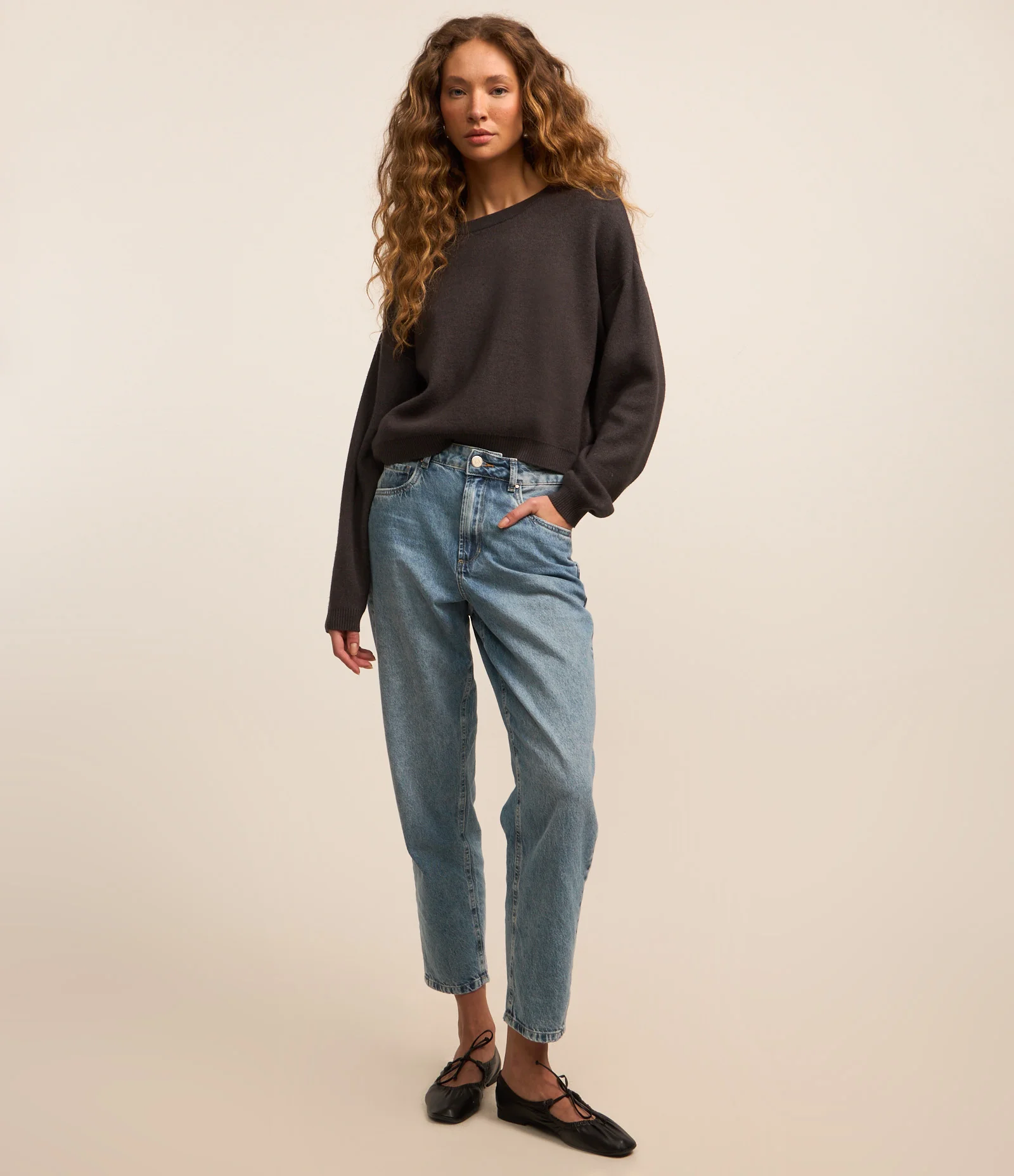 Suetér Curto em Tricô com Cava Deslocada Cinza 2