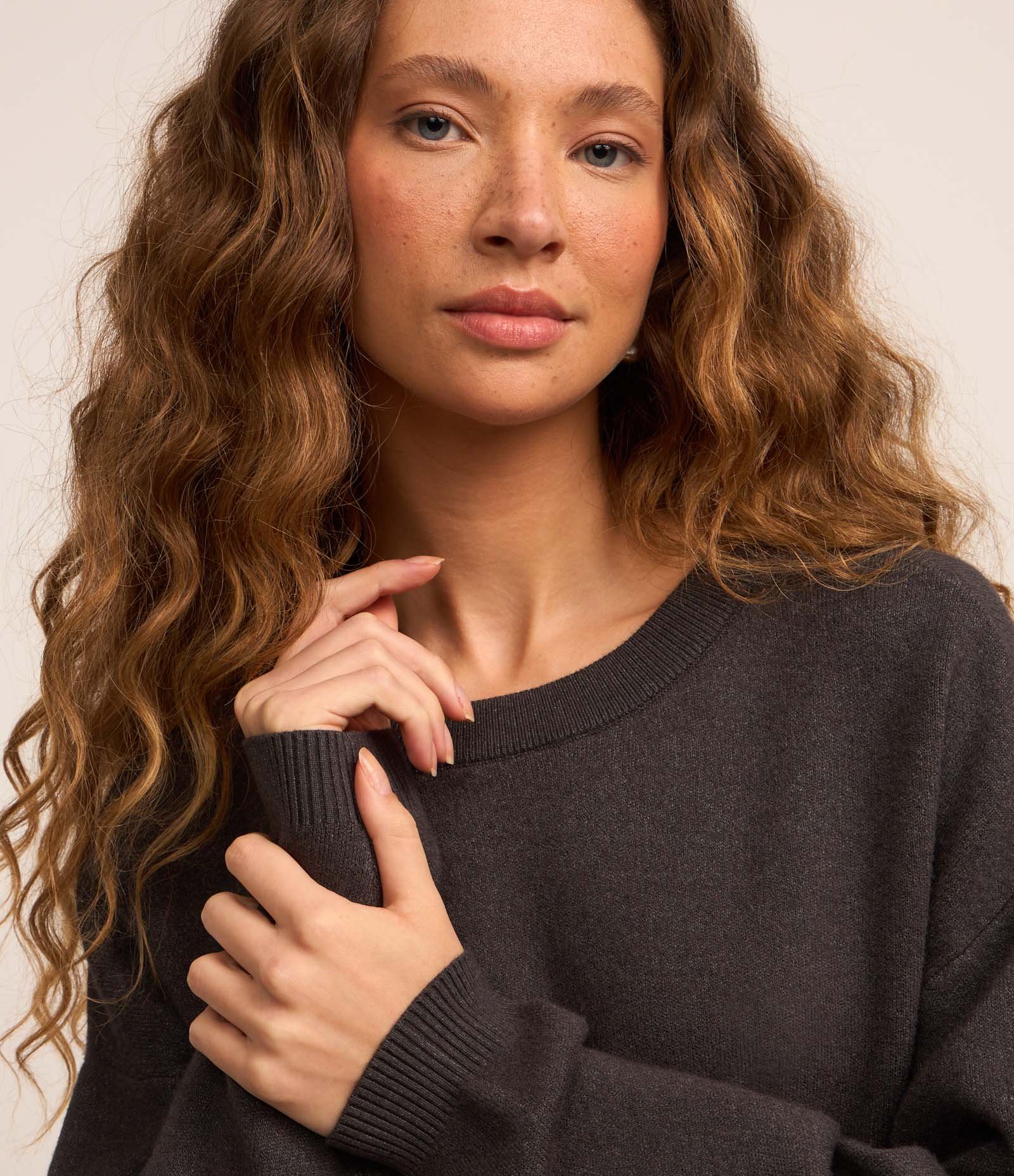 Suetér Curto em Tricô com Cava Deslocada Cinza 3