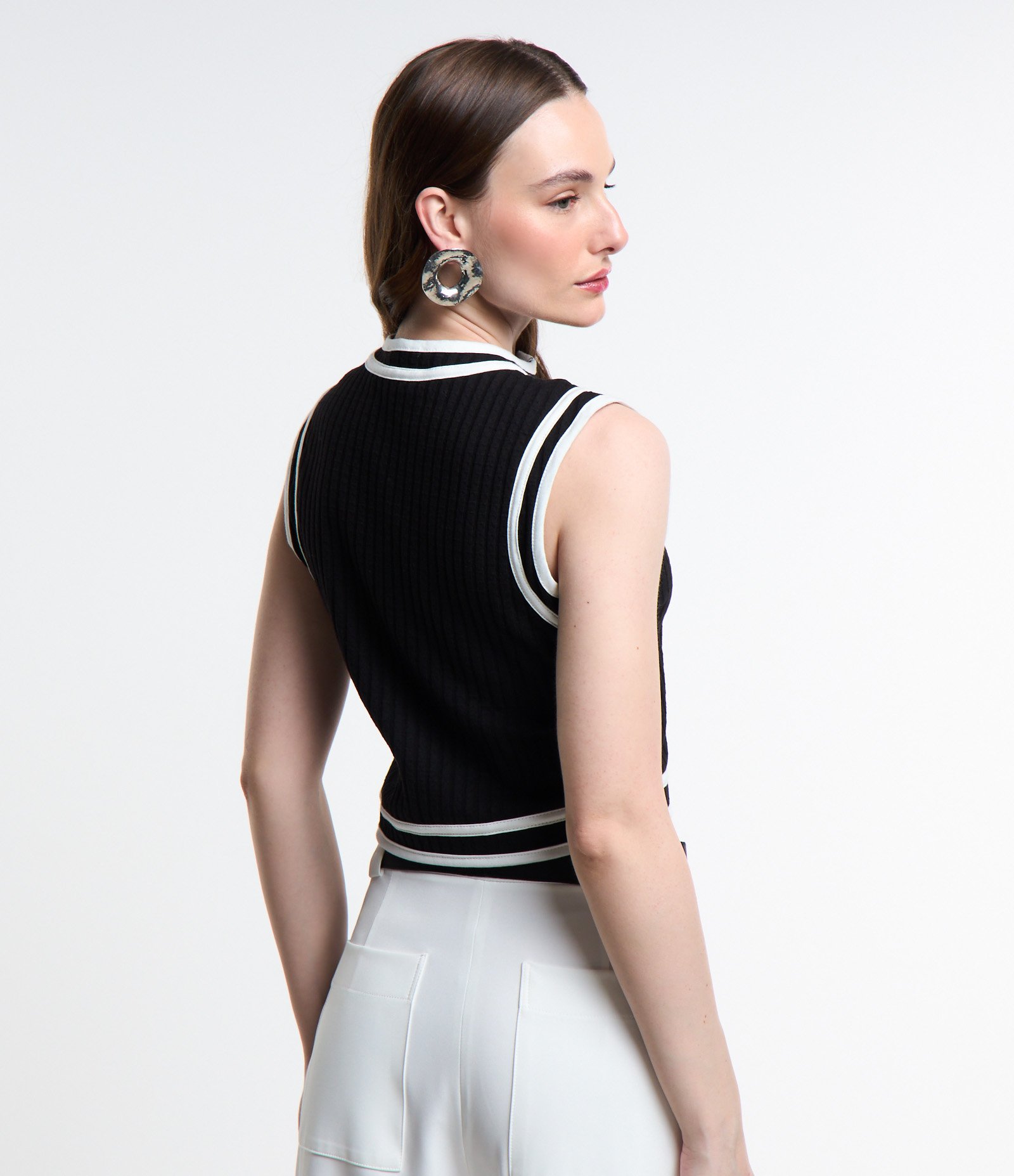 Blusa Sem Manga com Abotoamento Frontal e Textura Canelada Preto 3