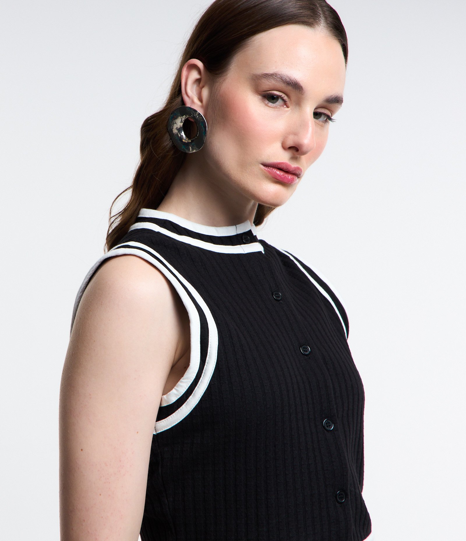 Blusa Sem Manga com Abotoamento Frontal e Textura Canelada Preto 4