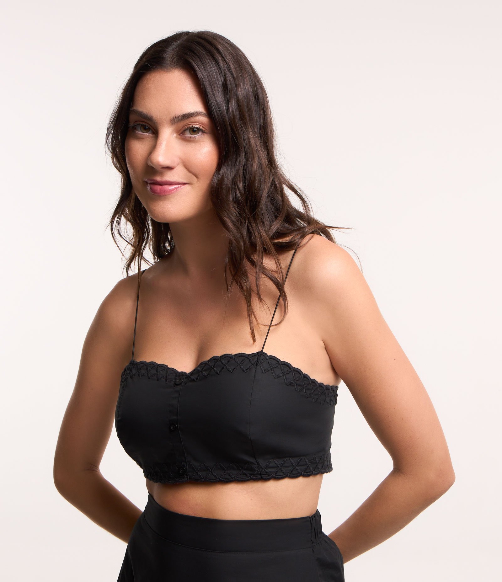Blusa Cropped em Tricoline com Alcinha Fina e Texturas na Borda Preto 1