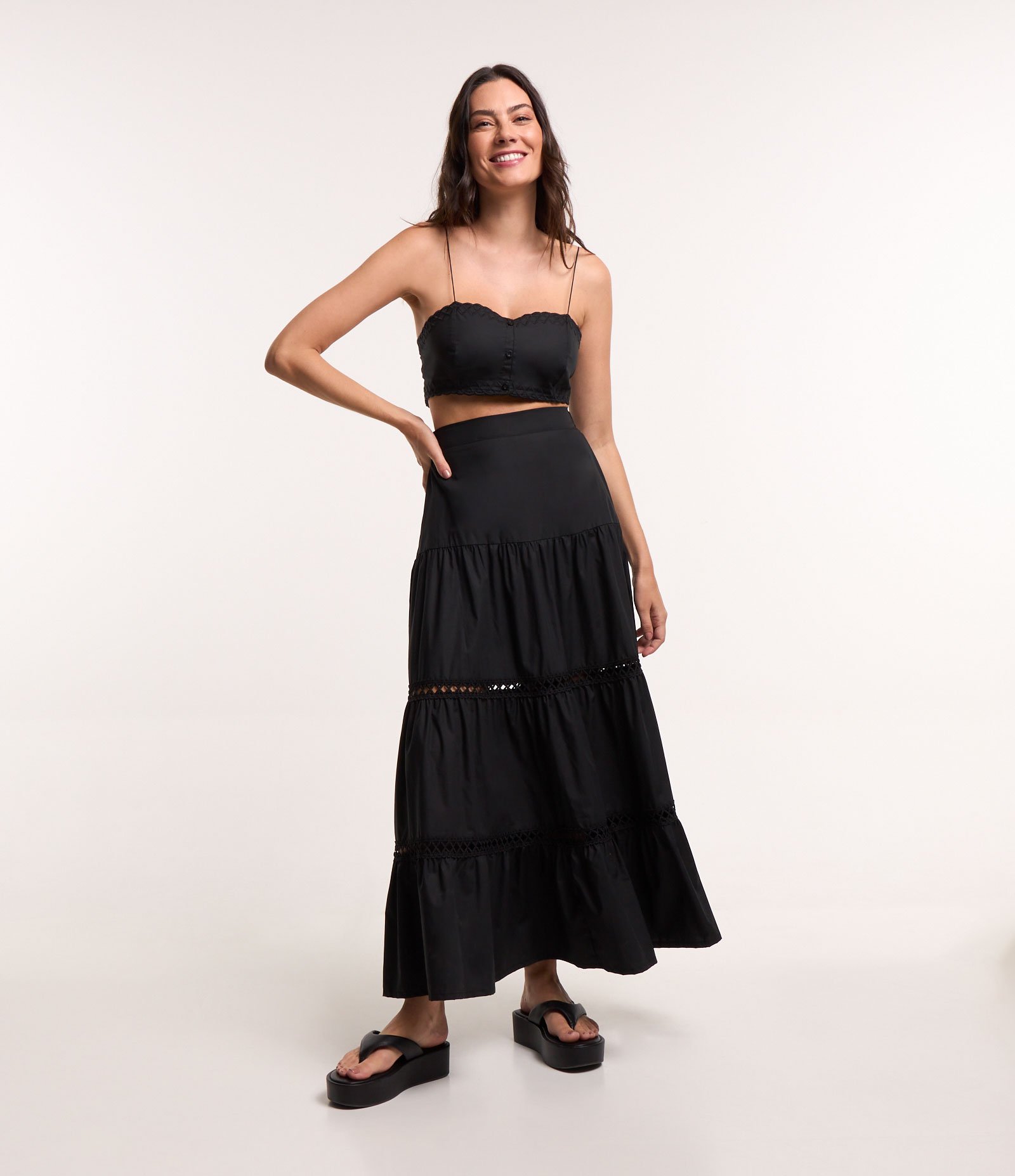Blusa Cropped em Tricoline com Alcinha Fina e Texturas na Borda Preto 2