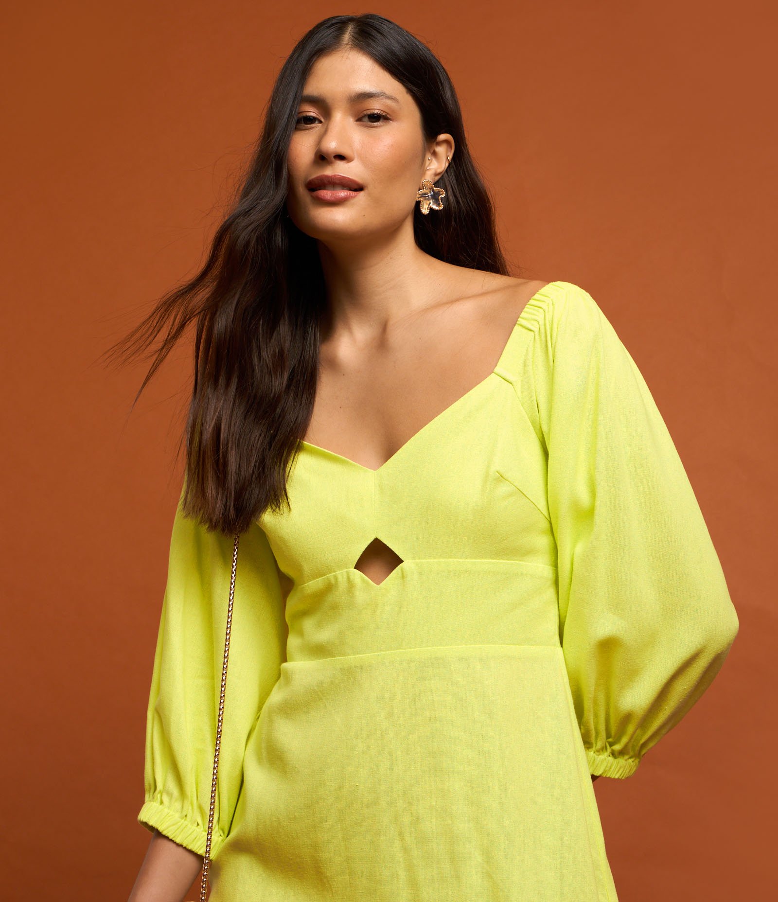 Vestido Curto em Viscose e Linho com Recorte no Busto Verde 4