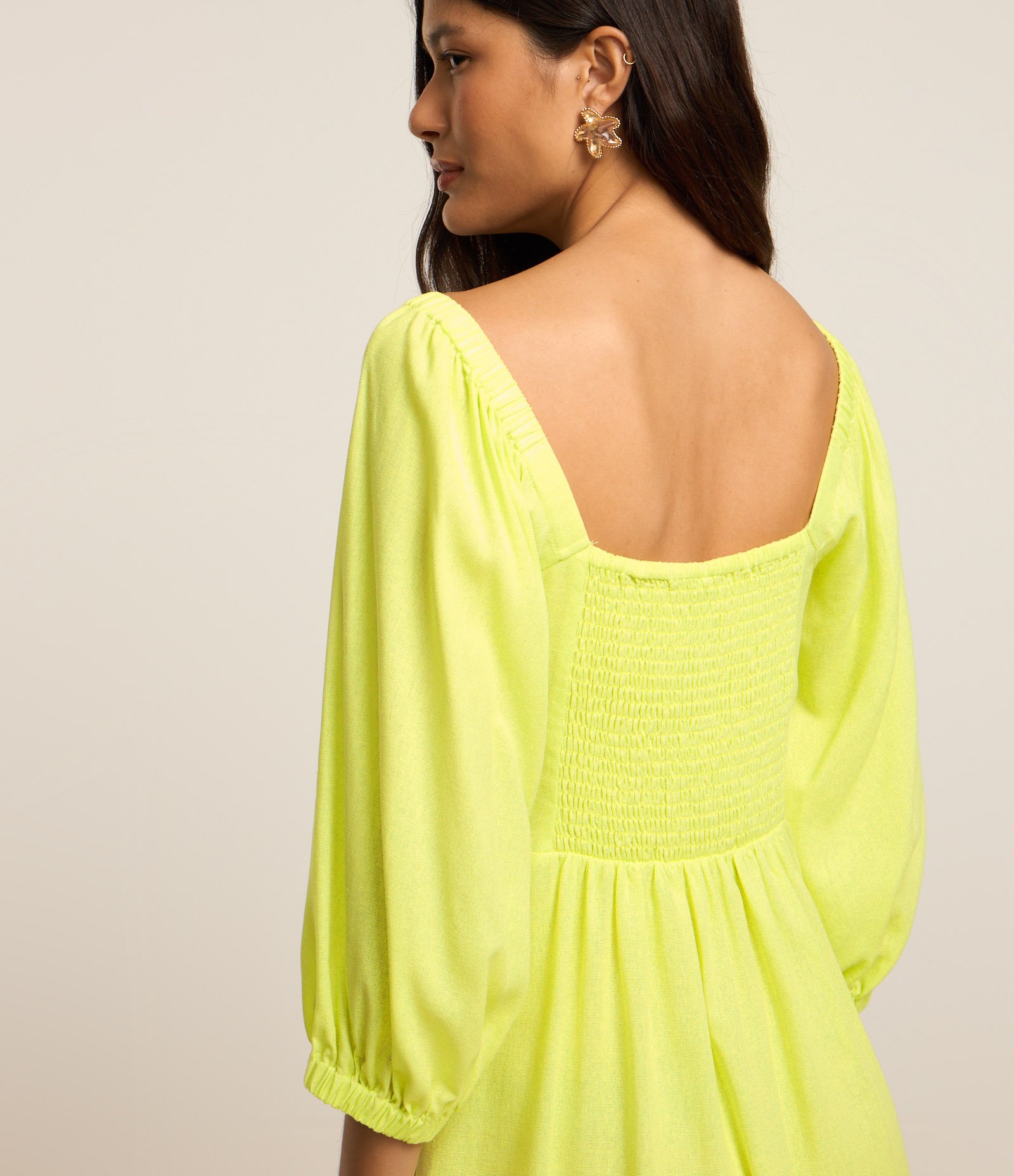 Vestido Curto em Viscose e Linho com Recorte no Busto Verde 3