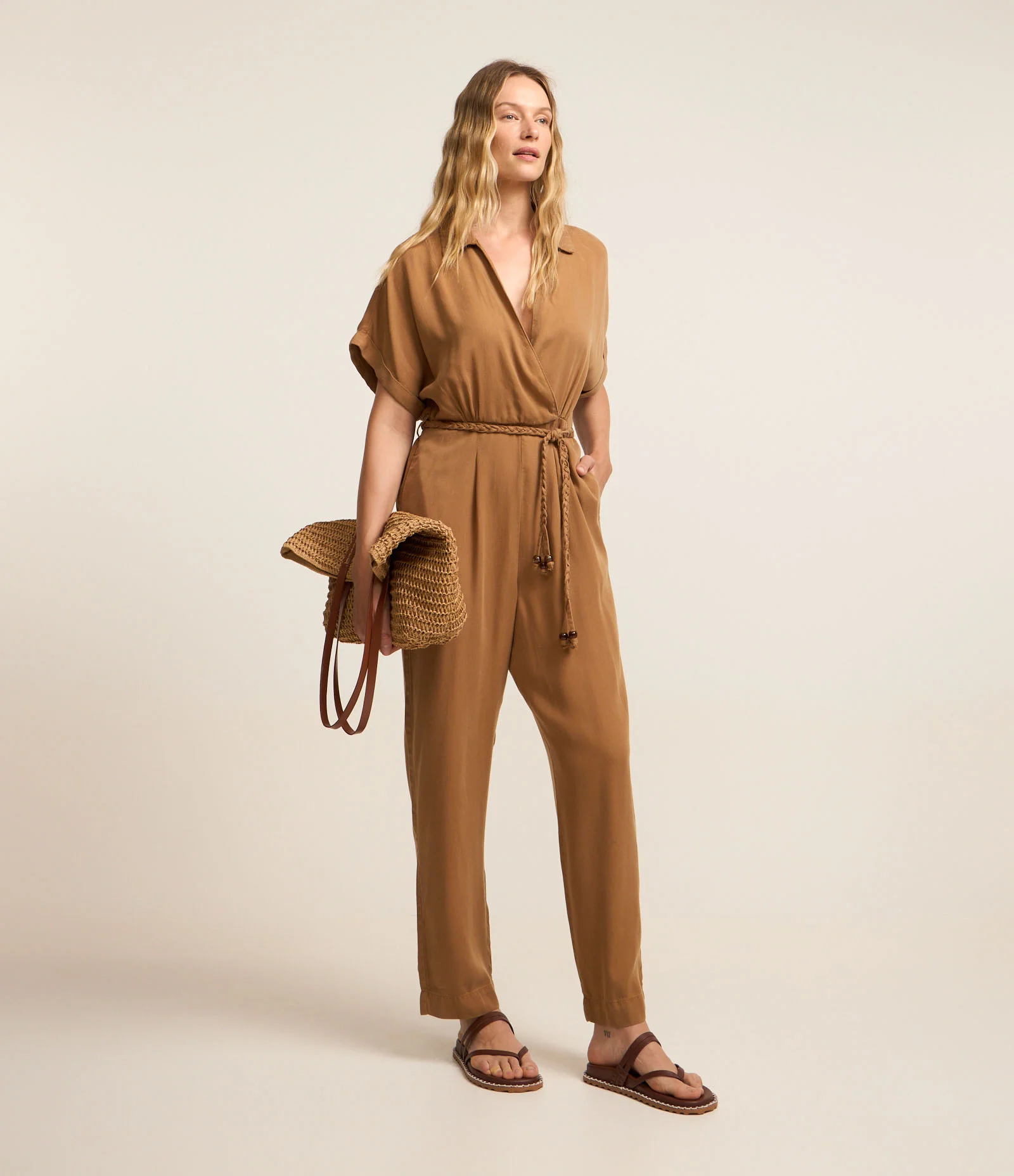 Macacão em Sarja com Bolsos e Cinto de Corda Marrom 2