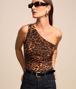 Blusa Regata com Ombro Só em Animal Print e Drapeado na Lateral