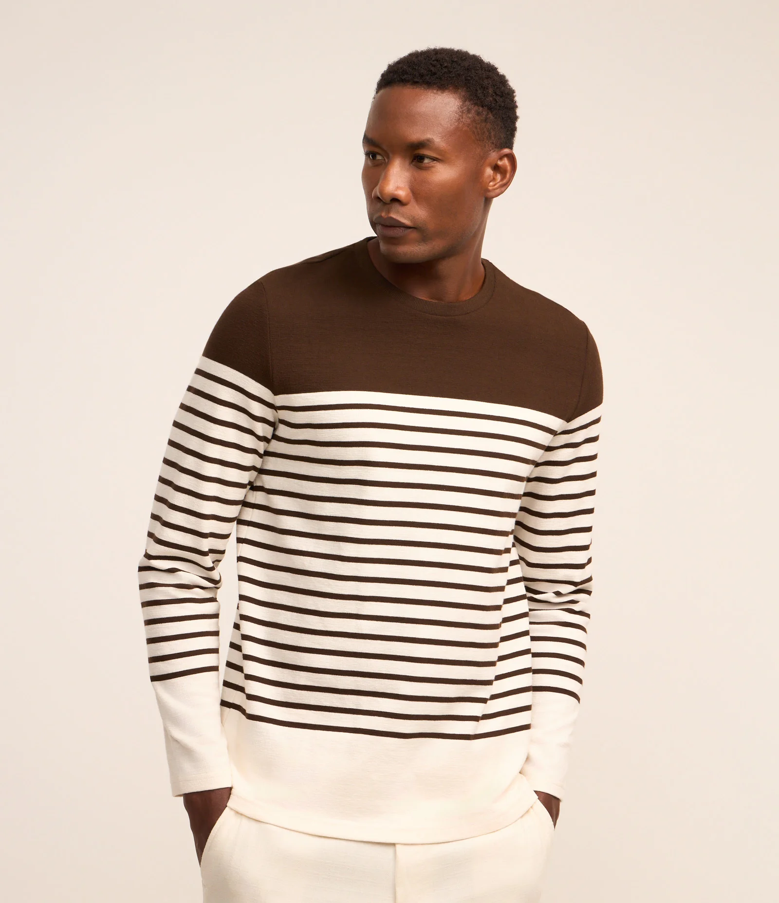 Camiseta em Algodão com Estampa Listrada e Bloco de Cores Marrom/Branco 1